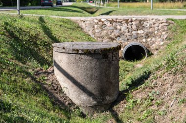 Kanalizasyon çukuru ve beton kaplı bir kuyu..