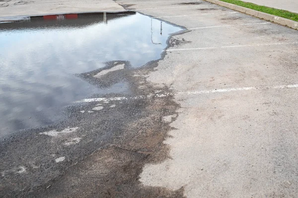 Suyun altındaki otopark. Hava koşulları ve kanalizasyon sistemi.