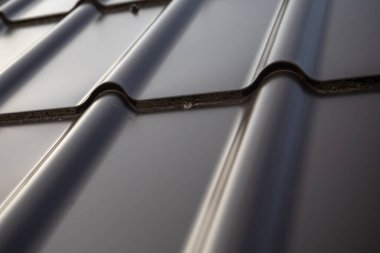 Çatı arkaplanı. Çatı desenini kapatın. Güneş ve yağmur koruması için bir ev inşa edecek malzemeler..