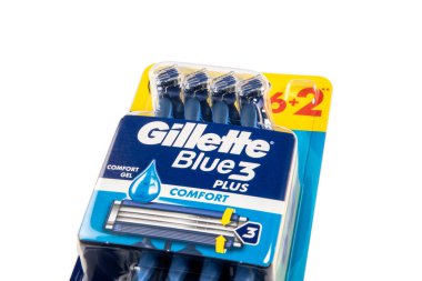 Sigulda, Letonya - 29 Ağustos 2023: Gilette Blue 3 Plus jiletleri beyaz arka planda bir pakette