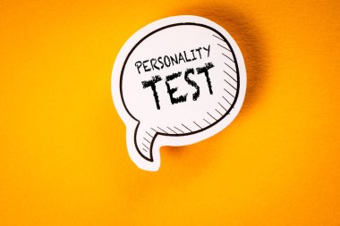 Kişilik Testi. Sarı arkaplanda konuşma balonu.