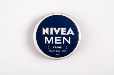 Sigulda, Letonya - 29 Ağustos 2023: Beyaz arka planda Nivea Men Creme metali ambalajlama