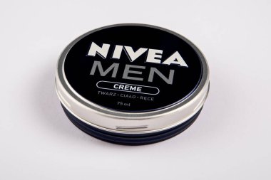 Sigulda, Letonya - 29 Ağustos 2023: Beyaz arka planda Nivea Men Creme metali ambalajlama