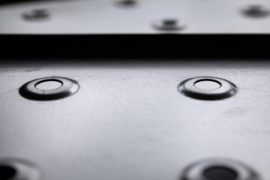 Sanayi yapıları. Delikli galvanize metal plaka yüzeyi.