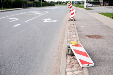 Yanıp sönen ışıkları olan trafik konileri. Yol inşaatı.