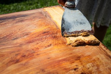 Eski boyayı bir çözücü ve mala kullanarak çıkarmak, ahşap yüzeyi yenilemek..