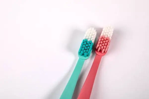 Escova Dentes Rosa Verde Sobre Fundo Branco Objeto Higiene Dentária — Fotografia de Stock