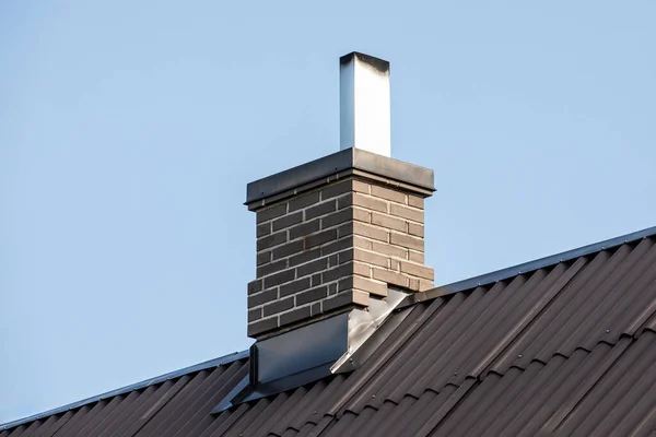灰色的砖烟囱和石板屋顶 消防安全和取暖季节 — 图库照片