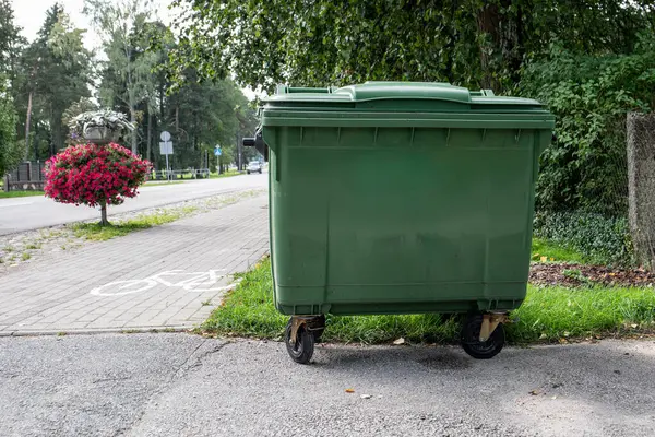 Green Garbage Container Side Street Copy Space — Stock Photo, Image