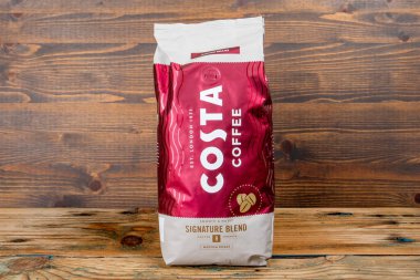 Sigulda, Letonya - 1 Ekim 2023: Costa Coffee, İngiltere 'nin çok uluslu kahve evi. Dünyanın en büyük kahve dükkanı zincirlerinden biri. Bir paket kahve çekirdeği..