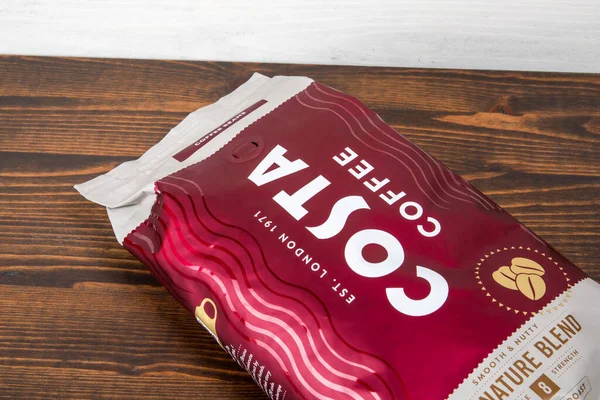 Sigulda, Letonya - 1 Ekim 2023: Costa Coffee, İngiltere 'nin çok uluslu kahve evi. Dünyanın en büyük kahve dükkanı zincirlerinden biri. Bir paket kahve çekirdeği..