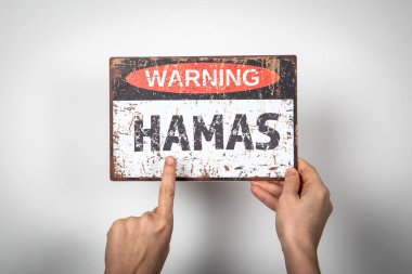 HAMAS. Beyaz arkaplan üzerindeki metin ile uyarı işareti.