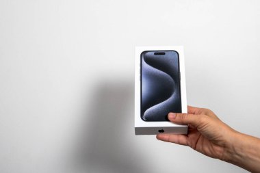 Sigulda, Letonya - 9 Ekim 2023: 15 Pro 'yu beyaz arka plandaki bir kutuda telefonla aradım. Yeni akıllı telefon gösteriliyor