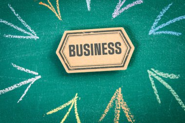 İş kavramı. Yeşil karatahta arka planında metin olan yapışkan bir not.