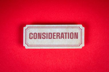 Düşünce Konsepti. Kırmızı arkaplanda metin olan kağıt etiketi.