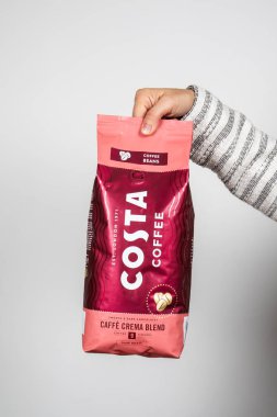 Sigulda, Letonya - 19 Ekim 2023: Costa Coffee, İngiltere 'nin çok uluslu kahve evi. Dünyanın en büyük kahve dükkanı zincirlerinden biri. Kahve çekirdekli krema paketi.