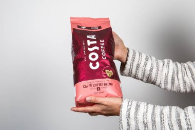 Sigulda, Letonya - 19 Ekim 2023: Costa Coffee, İngiltere 'nin çok uluslu kahve evi. Dünyanın en büyük kahve dükkanı zincirlerinden biri. Kahve çekirdekli krema paketi.