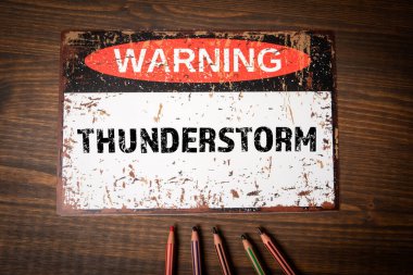 Fırtına var. Ahşap doku arkaplanı üzerine metin içeren uyarı işareti.