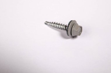 Beyaz arka planda çatı vidası. Ürün.