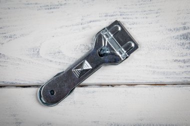 Beyaz ahşap arka planda cam seramik kazıyıcı.