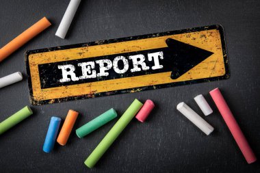 Rapor Kavramı. Kara karatahta arka planında metin olan yön oku.