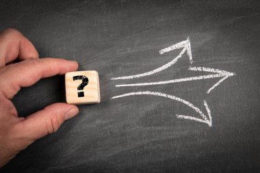 Soru, seçim ve karar konsepti. Koyu renk yazı tahtası dokusu arkaplanı.