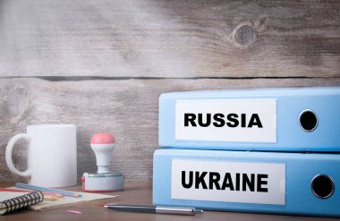 UKRAINE ve Rusya. Ofisteki masada iki dosya var. İş geçmişi.