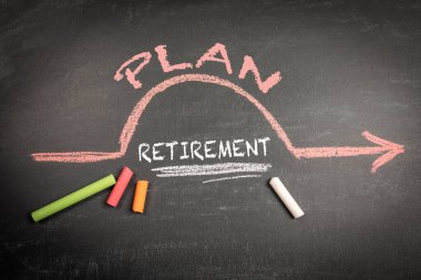 Emeklilik planı. Kara karatahta zemininde tebeşir parçaları.