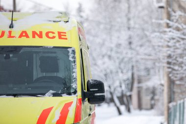 Karlı kış gününde ambulans arabası, boş koltuk, yakın plan..