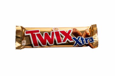 Sigulda, Letonya - 12 Şubat 2024: Beyaz arka planda Twix XTRA kurabiye çubukları. Twix çubukları Mars Şirketi tarafından üretilir.