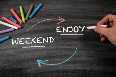 Hafta sonunun tadını çıkar. Siyah çizgili karatahta arka planı.