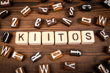 Fince teşekkür ederim. Tahta doku arkaplanı üzerindeki alfabe blokları.