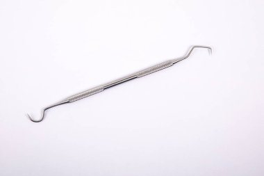 Beyaz bir arka planda diş aleti. Sağlık ve hijyen.