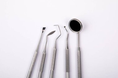 Beyaz bir arka planda diş aletleri seti. Sağlık ve hijyen.