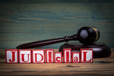 Adli tıpta. Kırmızı alfabe harfleri ve ahşap zemin üzerinde yargıç tokmağı. yasalar ve adalet kavramı.