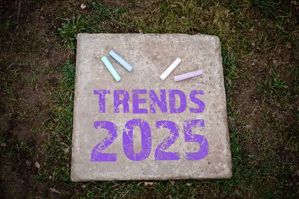 Trends 2025 Pedaços Coloridos Giz Uma Laje Pavimento Concreto Imagens Royalty-Free