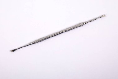 Beyaz arkaplanda diş hekimi ve laboratuvar aracı.