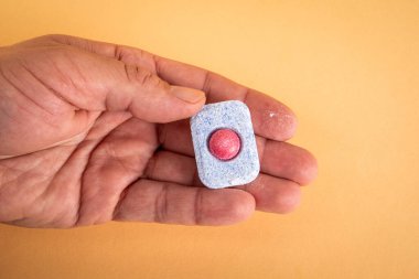 Işık arkaplanındaki bulaşık makinesi kapsülü.