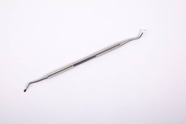 Beyaz bir arka planda diş aleti. Sağlık ve hijyen.