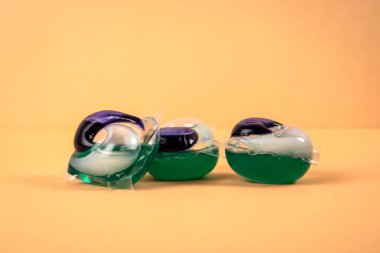 Hafif bir arkaplan üzerinde bir yığın içinde çamaşır kapsülleri.