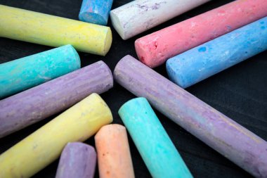 Koyu bir ahşap arka planda renkli tebeşir parçaları..