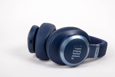 Sigulda, Letonya - 5 Nisan 2024: Kulaklık bluetooth JBL Canlı JBLT770NCBLU.