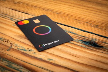 Sigulda, Letonya - 27 Nisan 2024. Tahta bir arka planda Payonez Mastercard.