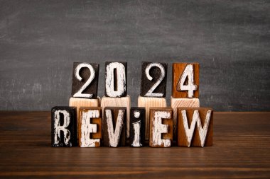 2024 Teftiş. Tahta doku tablosunda alfabe blokları.