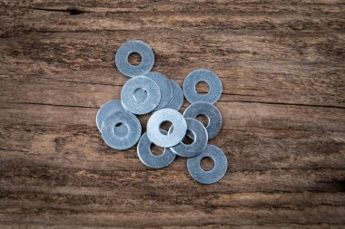 Koyu ahşap desenli arka planda bir sürü düz çamaşır makinesi var..