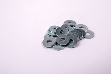 Beyaz arkaplanda bir sürü düz çamaşır makinesi, metin için yer.