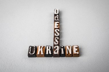 UKRAINE ODESSA. Alfabe blokları, gri dokulu arka planda çapraz bulmaca.