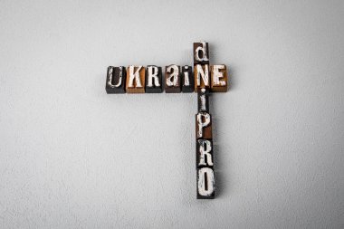 UKRAINE DNIPRO. Alfabe blokları, gri dokulu arka planda çapraz bulmaca.