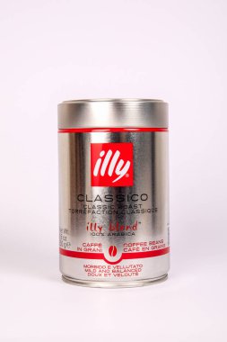 Sigulda, Letonya - 19 Mayıs 2024. Beyaz arka planda illy Coffee Metal ambalaj kutusu. Logo ve damgalama