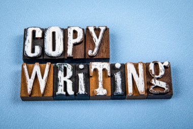 Kopya yazma işi. Mavi desenli arkaplanda tahta alfabe harf blokları.